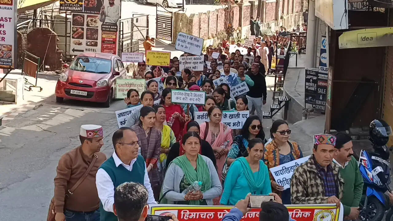 धर्मशाला में सड़कों पर उतरे प्राइमरी शिक्षक, कलस्टर और कंपलेक्स सिस्टम का किया विरोध