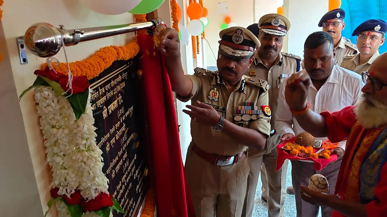 जौनपुर : जीआरपी थाना परिसर में बनी नई पुलिस बैरक का डीजी रेलवे प्रकाश डी. ने किया उद्घाटन