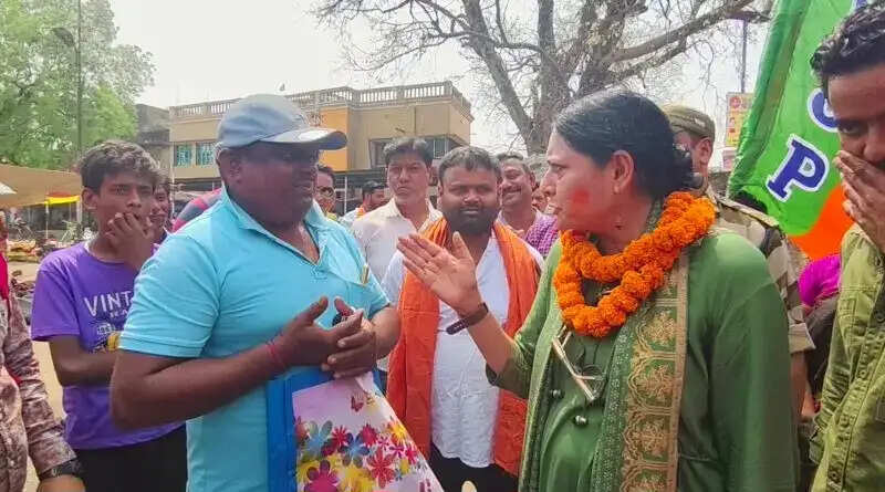 भाजपा उम्मीदवार अग्निमित्रा पॉल को लोगों की नाराजगी का सामना करना पड़ा