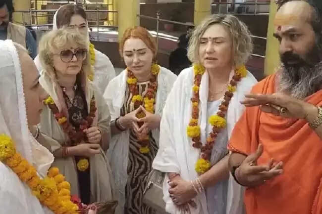 यूक्रेन की महिलाओं ने किए भगवान पशुपतिनाथ के दर्शन, रूस-यूक्रेन युद्ध समाप्त करने की कामना की