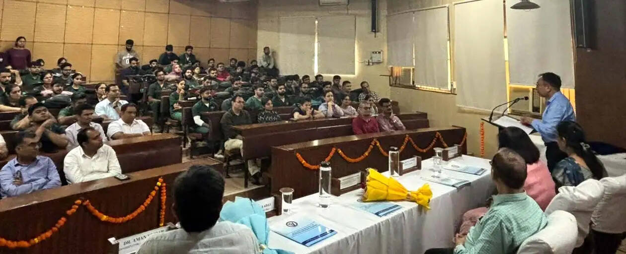 हिसार : आयुर्वेदिक ज्ञान को आधुनिक अनुसंधान से जोड़कर नए अवसर विकसित किए जा सकते हैं : डॉ. अनिश यादव