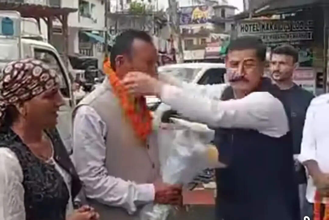 सिरमौर के पांवटा साहिब पहुंचे भारतीय महिला कबड्डी टीम की कप्तान पुष्पा राणा के माता-पिता, संघ ने किया सम्मान