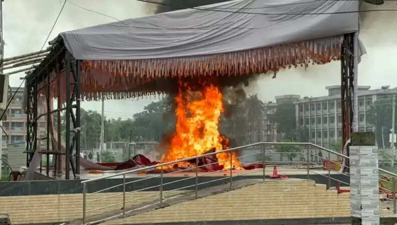 बांग्लादेश के गोपालगंज में हिंसा, आगजनी, चार की मौत, हालात बिगड़े, कर्फ्यू लगाया गया