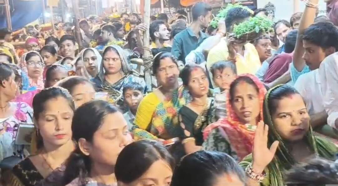 कानपुर में बुढ़वा मंगल पर मंदिरों में उमड़ा आस्था का सैलाब, पनकी धाम में लगीं लंबी कतारें