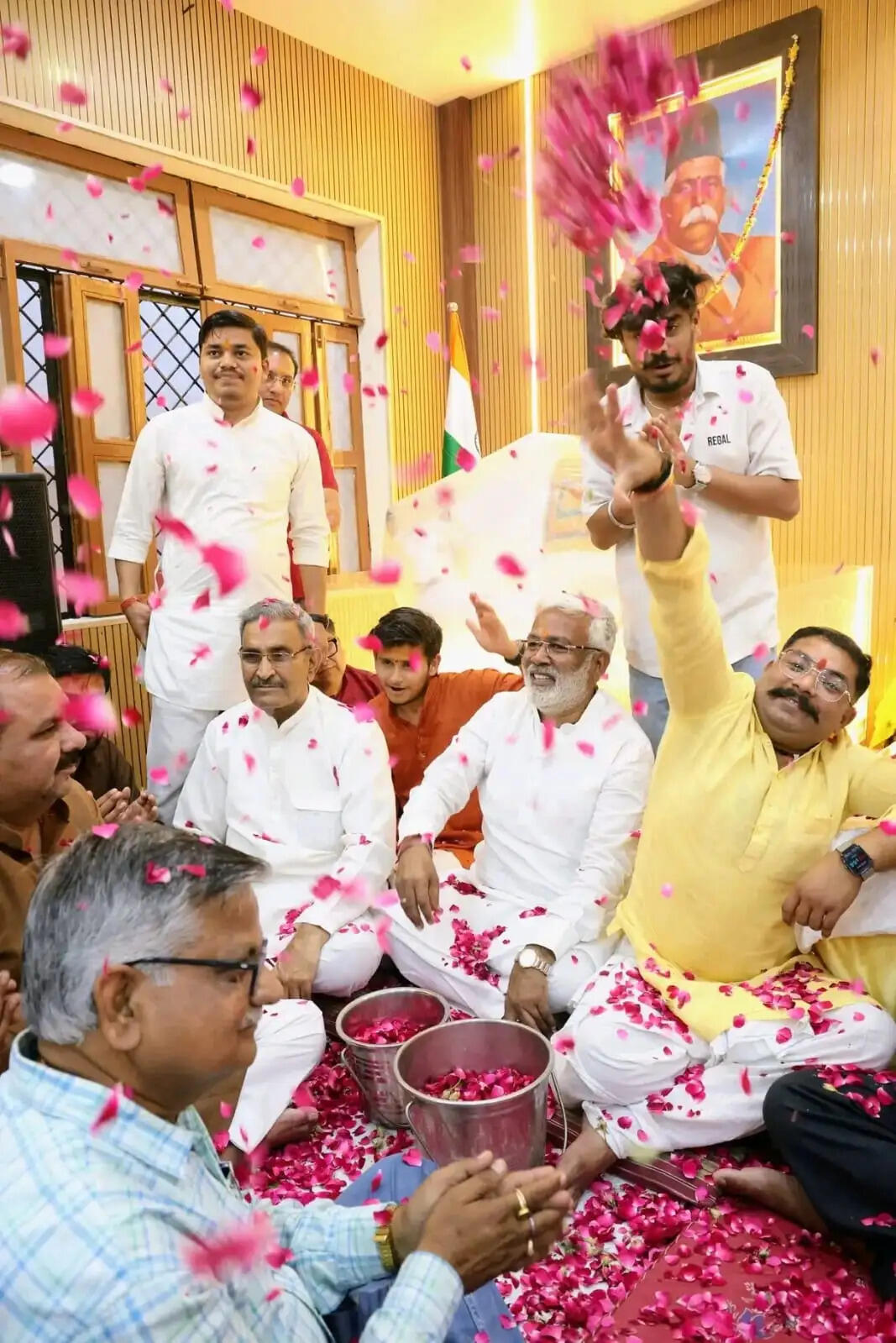 राष्ट्रीय स्वयंसेवक संघ कार्यालय में फूलों की होली के साथ धूमधाम से मनाया गया रंगोत्सव