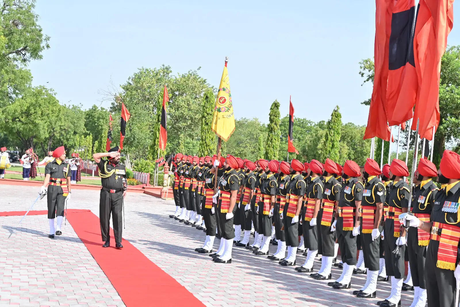चार दशकों की अपनी सैन्य सेवा के दौरान&nbsp;लेफ्टिनेंट जनरल मंजिंदर सिंह ने&nbsp;चुनौतीपूर्ण कमान संभाली,&nbsp;साउथ वेस्टर्न कमांड, जयपुर की कमान छोड़ी