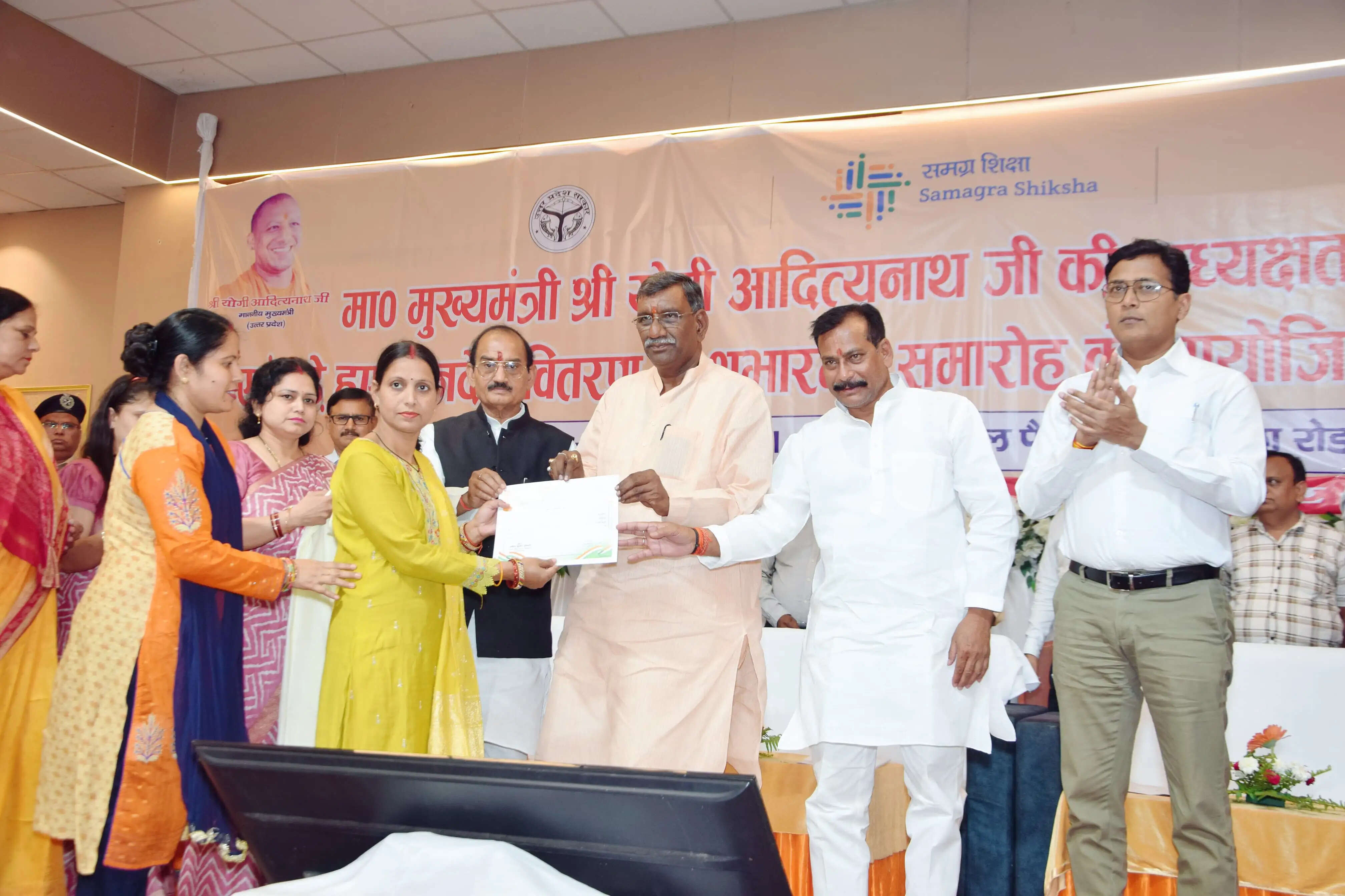 लखीमपुर खीरी में शिक्षामित्रों का भव्य सम्मान: बढ़ा हुआ मानदेय खातों में हुआ अंतरित, खिले चेहरे