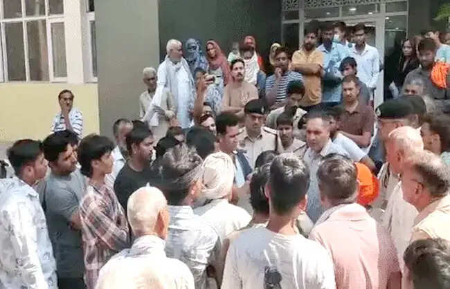 रेवाड़ी में युवक की मौत पर परिजनों ने सर्कुलर रोड पर लगाया जाम