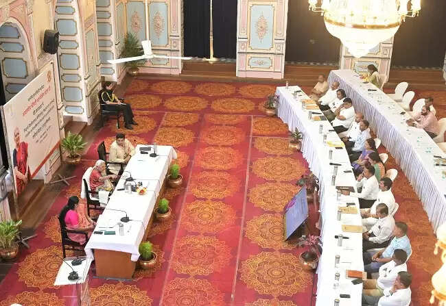 राज्यपाल ने सिद्धार्थ विश्वविद्यालय की समीक्षा बैठक में स्टाफ की कमी पर जताई चिंता