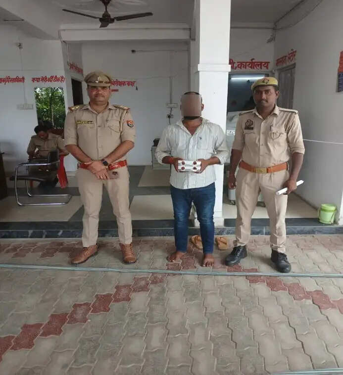 लखनऊ पुलिस ने नकली करेंसी के साथ युवक काे पकड़ा