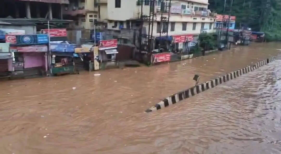 बरसात के बाद राष्ट्रीय राजमार्ग 27 पर यातायात पूरी तरह ठप