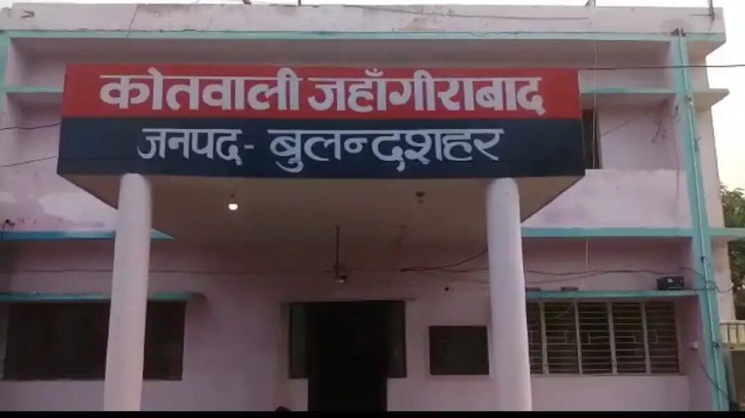 बुलंदशहर-अनूपशहर हाईवे किनारे महिला की लाश मिली
