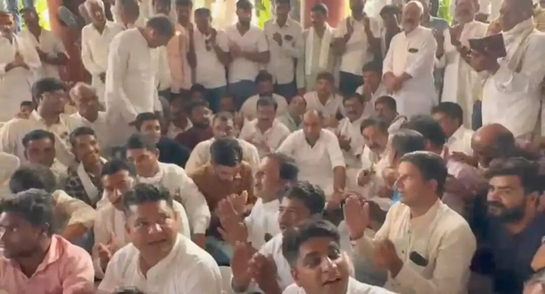मप्र के ग्रामीण क्षेत्रों में बिजली कटौती के खिलाफ सड़कों पर उतरकर कांग्रेस का प्रदर्शन