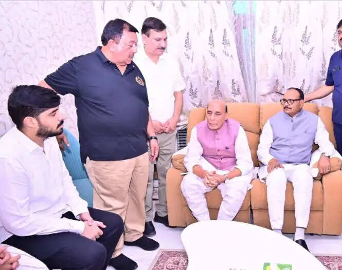 राजनाथ सिंह पहुँचे लखनऊ, स्व० अशोक मोतियानी के परिजनों को बंधाया ढांढस