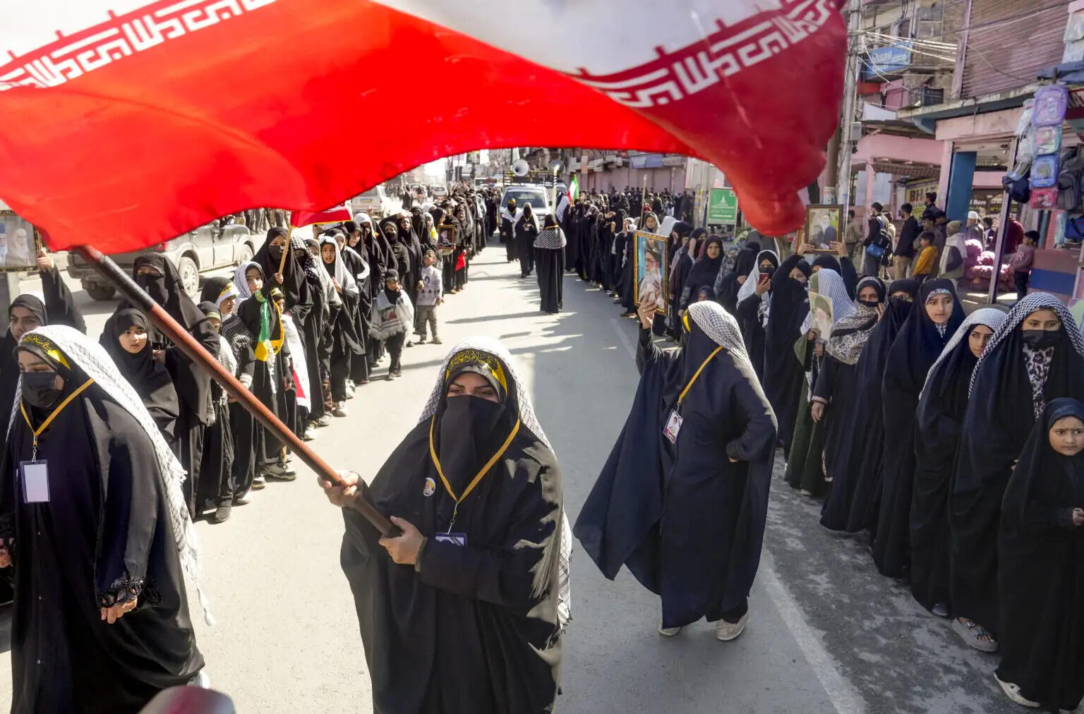 ईरान पर हमलों के विरोध में कश्मीर के शिया बहुल इलाकों में प्रदर्शन, कुछ हिस्सों में पाबंदियां लागू