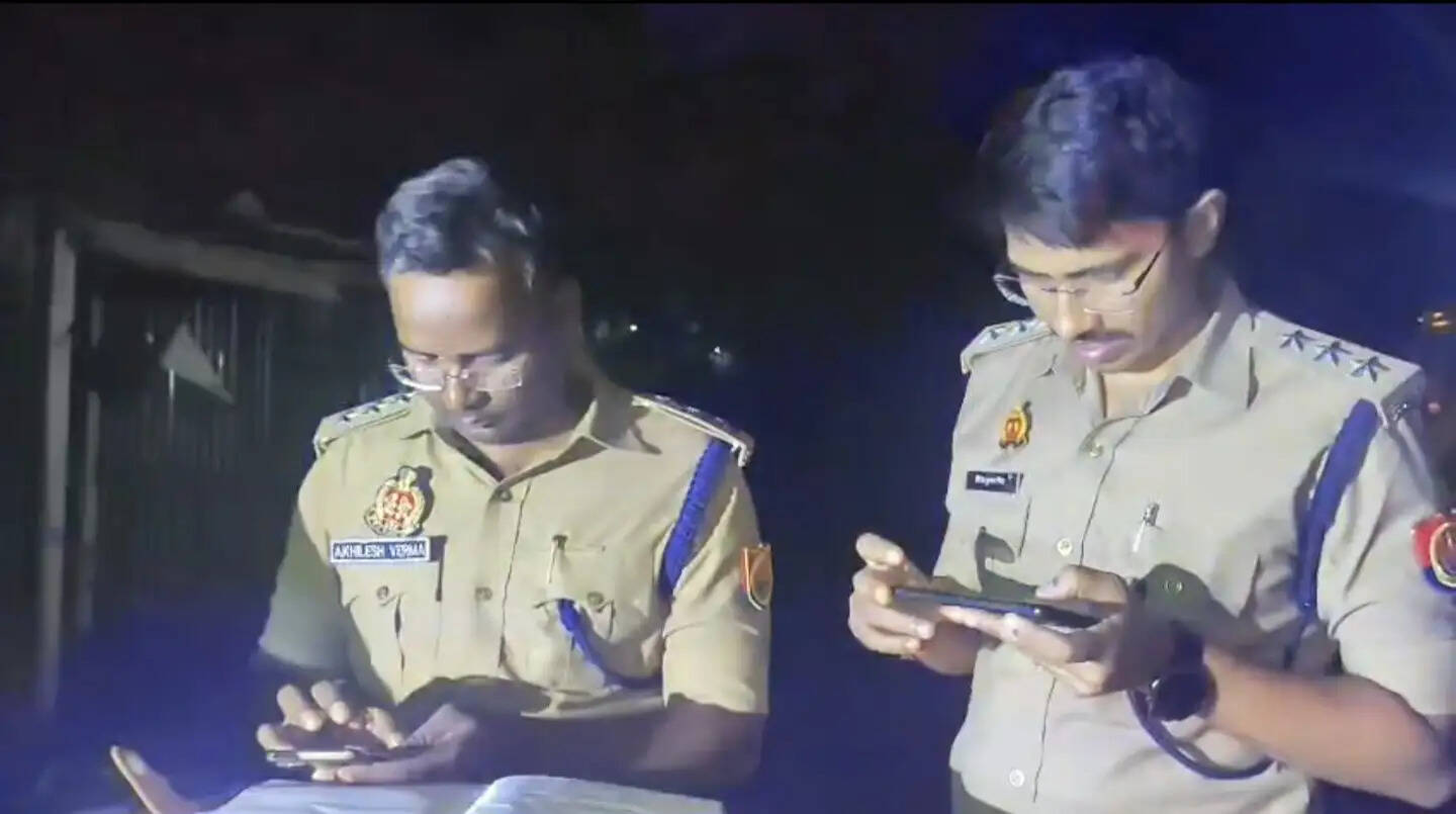 दो बाइकों पर पलटा प्याज लदा ट्रक, तीन की मौत