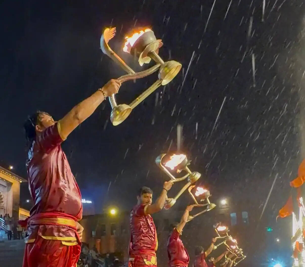 वाराणसी में शाम को हुई झमाझम बारिश, तापमान लुढ़का
