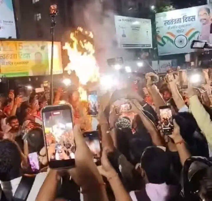 जेपीएससी मुद्दे पर छात्रों ने मुख्यमंत्री, राहुल गांधी और तेजस्वी यादव का फूंका पुतला