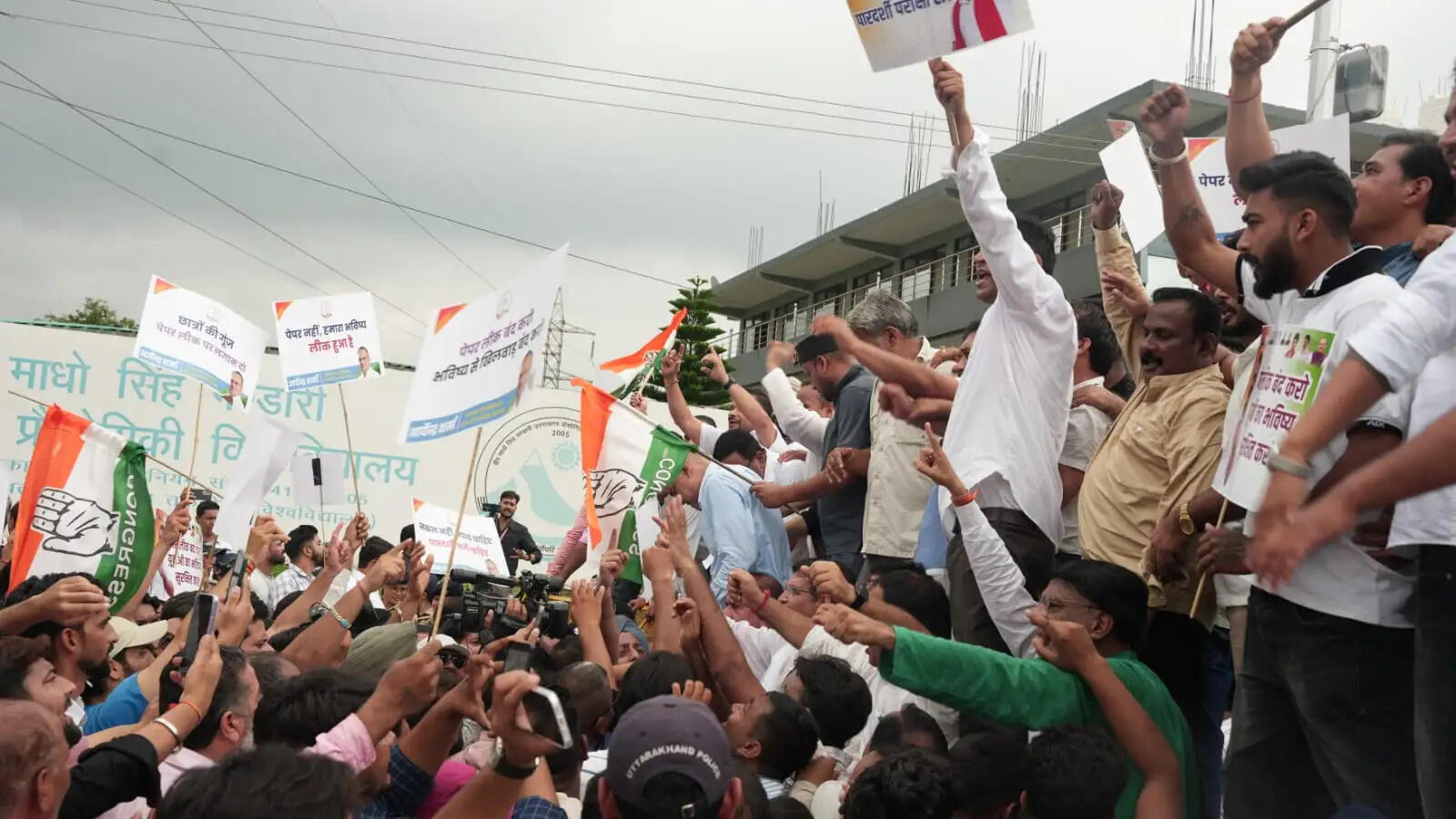 पेपर लीक मामले पर कांग्रेस का प्रदर्शन, गणेश गोदियाल समेत कई हिरासत में