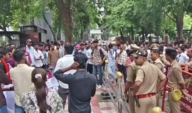 शिक्षा मंत्री के इस्तीफे की मांग लेकर वाराणसी में प्रदर्शनकारी छात्र पुलिस हिरासत में, प्रदर्शन पर रोक