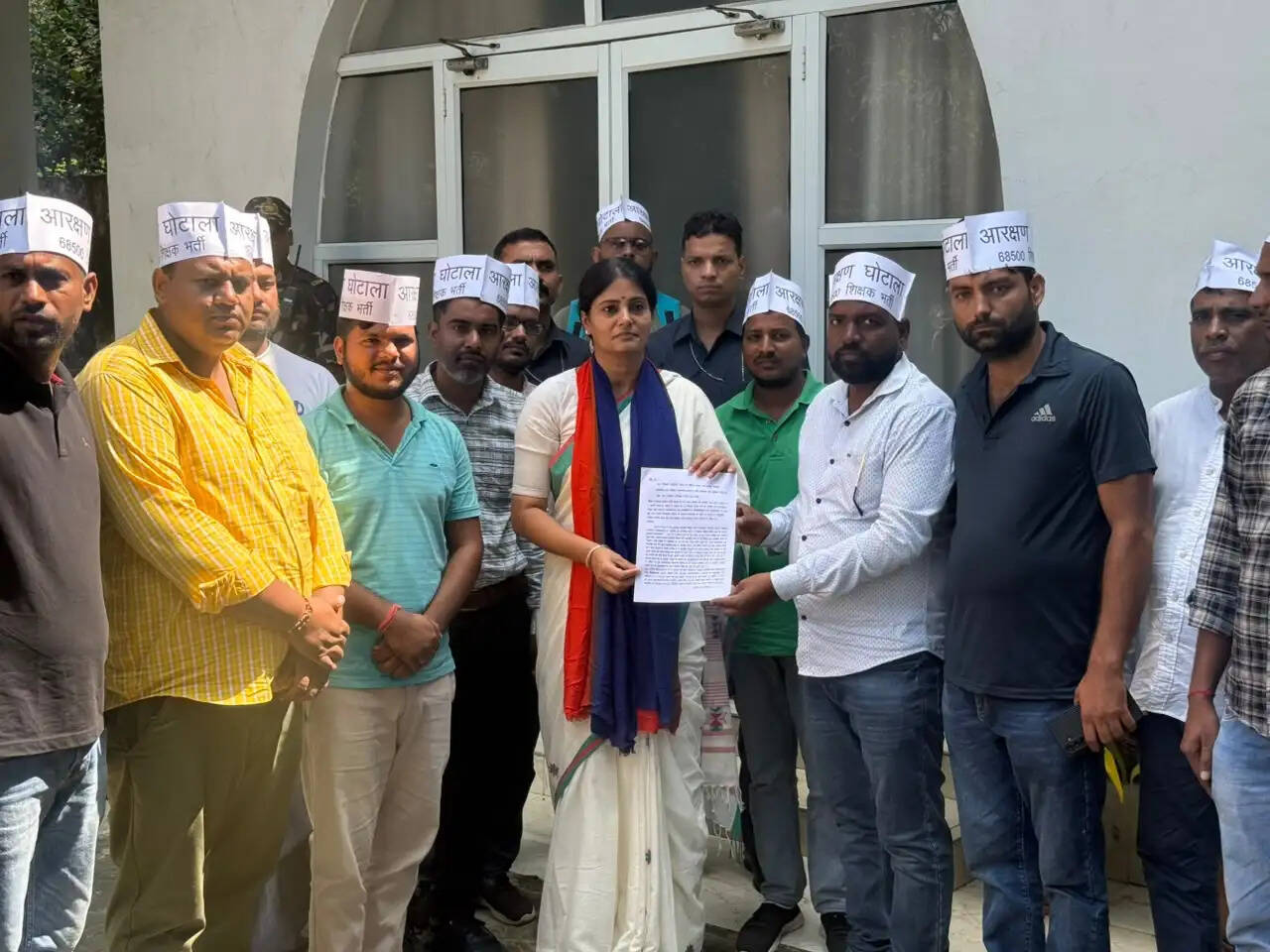शिक्षक भर्ती मामला : अभ्यर्थियों ने केंद्रीय मंत्री अनुप्रिया पटेल से मिलकर सौंपा ज्ञापन