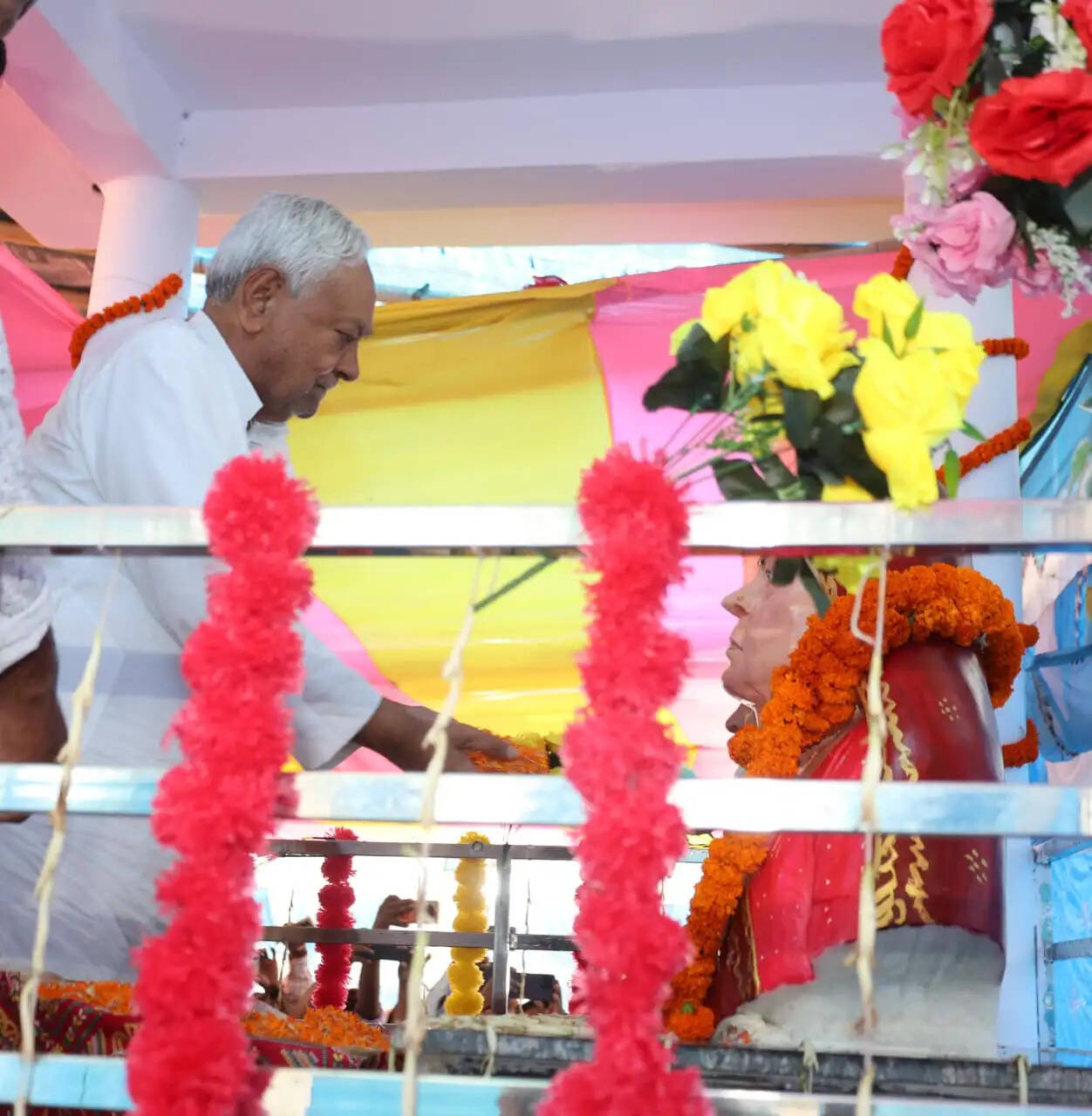 नीतीश कुमार ने स्व. केदार प्रसाद एवं स्व. सरस्वती देवी की प्रतिमाओं का किया अनावरण, अर्पित की श्रद्धांजलि