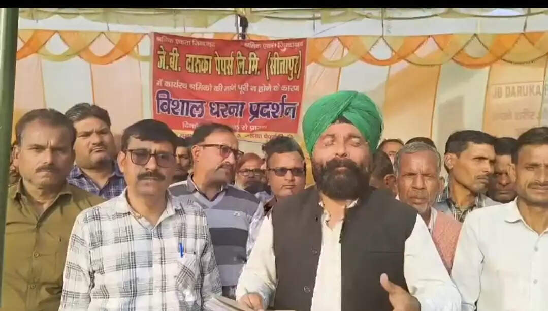 द्वारका पेपर मिल में श्रमिकों का दूसरे दिन भी उबाल, मौके पर पहुंची लेबर इंस्पेक्टर