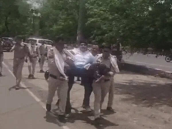 भाेपाल:&nbsp;केंद्रीय शिक्षा मंत्री&nbsp;धर्मेंद्र प्रधान के विरोध से पहले&nbsp;एनएसयूआई-युवा कांग्रेस नेता&nbsp;हिरासत में, काले झंडे दिखाने की थी तैयारी