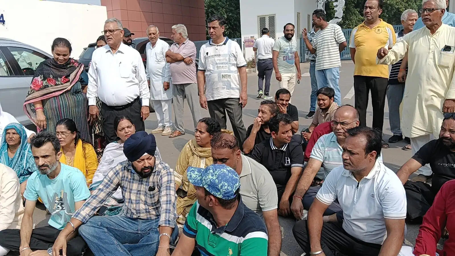 हिसार में बिजली कर्मियों की हड़ताल से बिगड़े हालात, दुकानदारों ने लगाया जाम