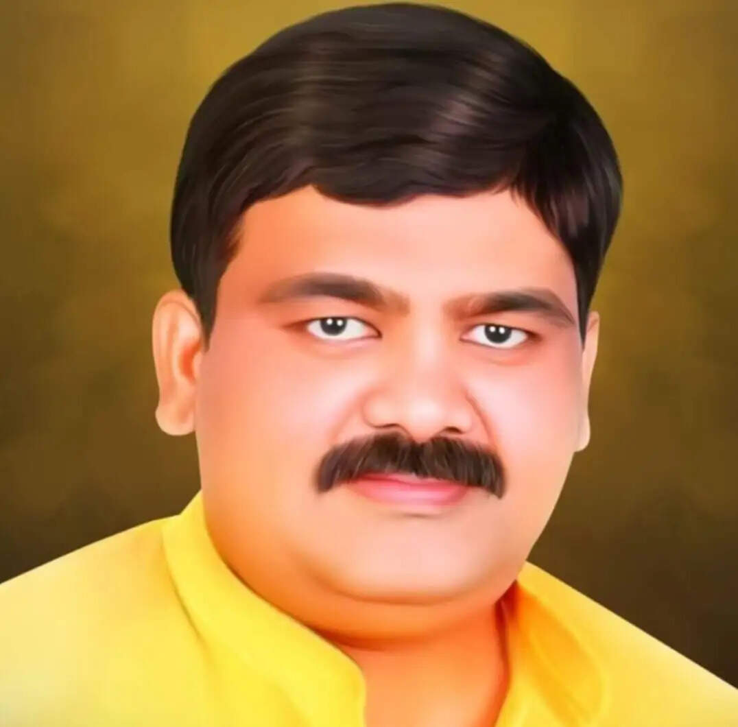 देवरिया : भाजपा की ऐतिहासिक जीत पर नेताओं और कार्यकर्ताओं में खुशी की लहर, मिष्ठान खिलाकर मनाया जश्न