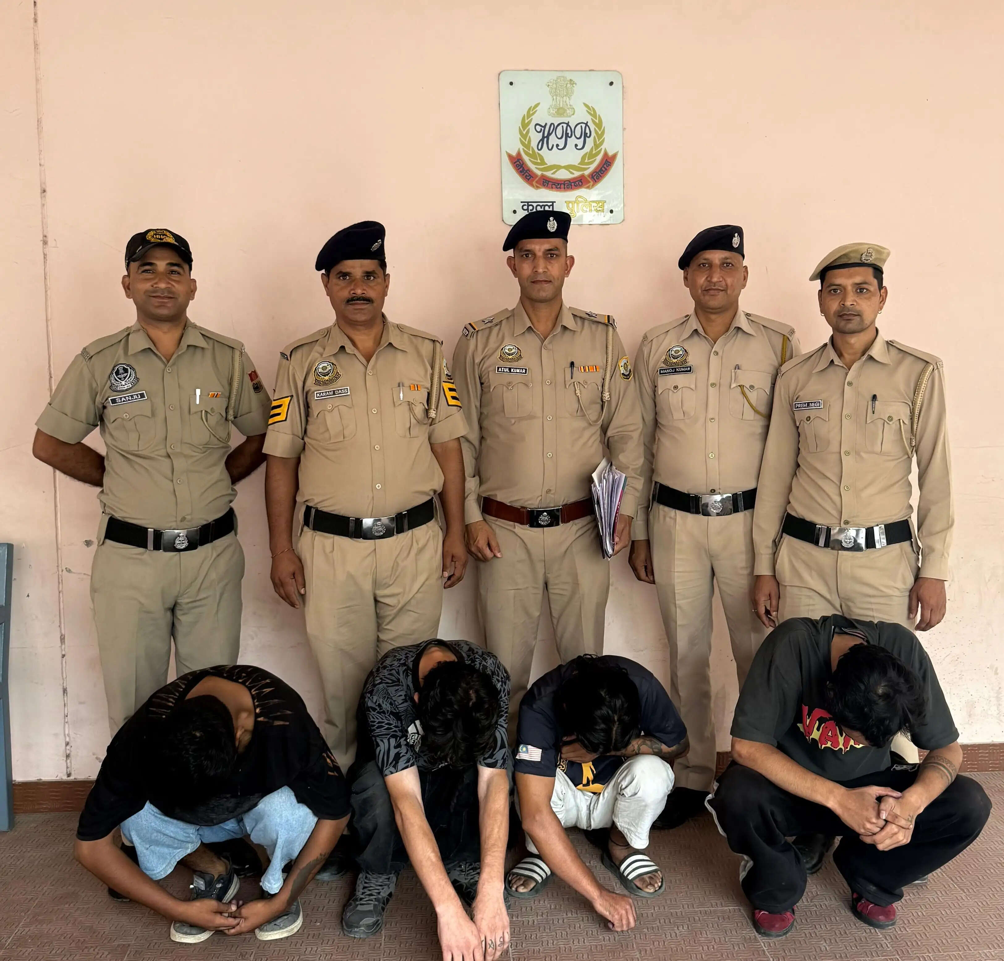 कुल्लू में चिट्टे के खिलाफ बड़ी कार्रवाई, घर में छापेमारी कर चार आरोपी गिरफ्तार