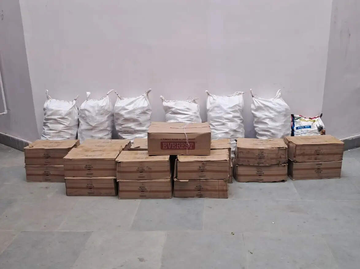 ट्रक से 2212 बोतल अवैध अंग्रेजी शराब बरामद, पुलिस की संयुक्त कार्रवाई