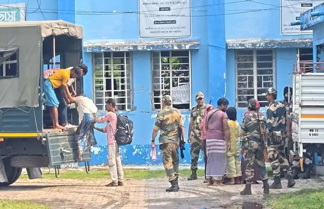 भारत-बांग्लादेश सीमा पर फंसे दस बांग्लादेशी, दो दिन बाद होल्डिंग सेंटर में शिफ्ट