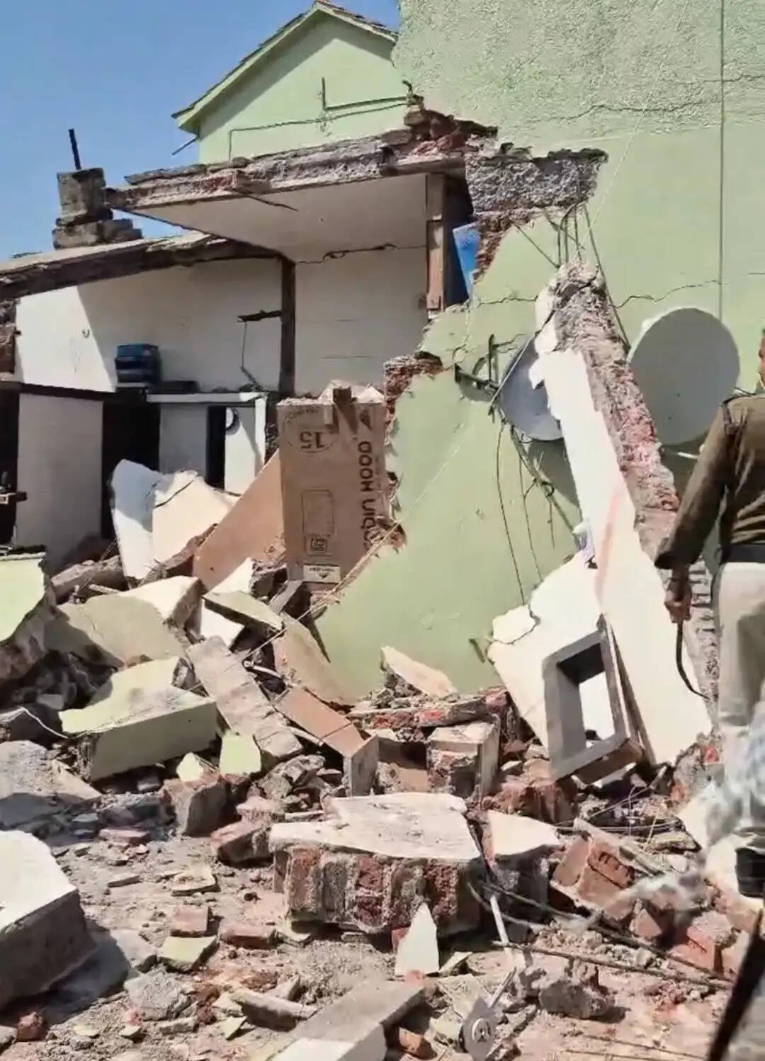 आगरमालवाः गैस गीजर फटने से अस्पताल हुआ क्षतिग्रस्त