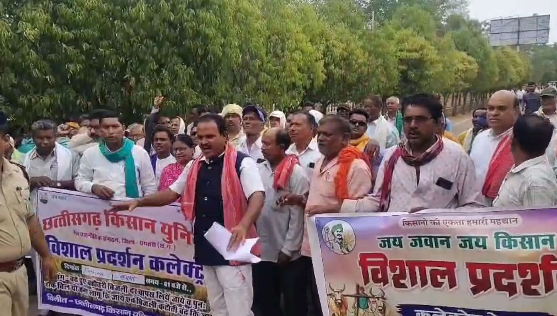 खाद संकट और कालाबाजारी के खिलाफ किसानों ने किया कलेक्ट्रेट घेराव