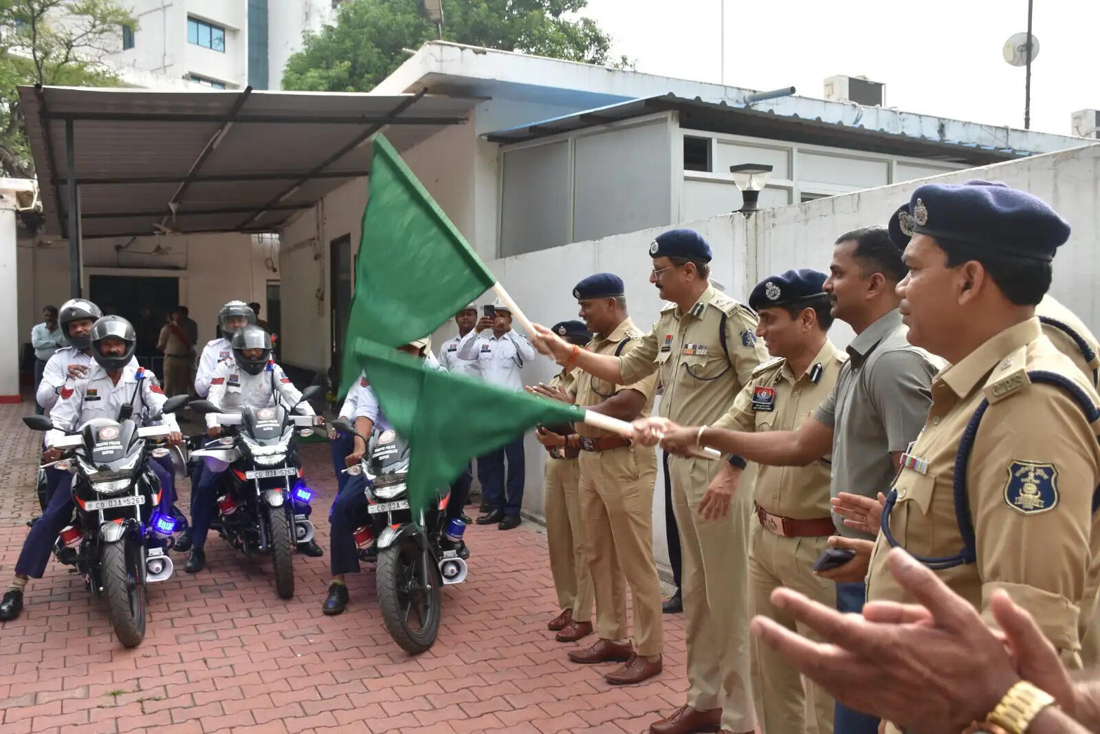 रायपुर में ट्रैफिक जाम से निपटने के लिए क्विक रिस्पांस टीम को मिले 10 नए आधुनिक वाहन