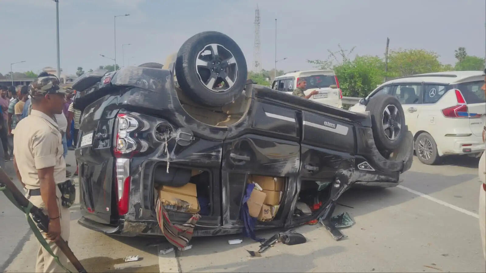 नवादा के रजौली चेक पोस्ट पर जांच के बाद पलटी स्कार्पियो से लाखों का शराब बरामद