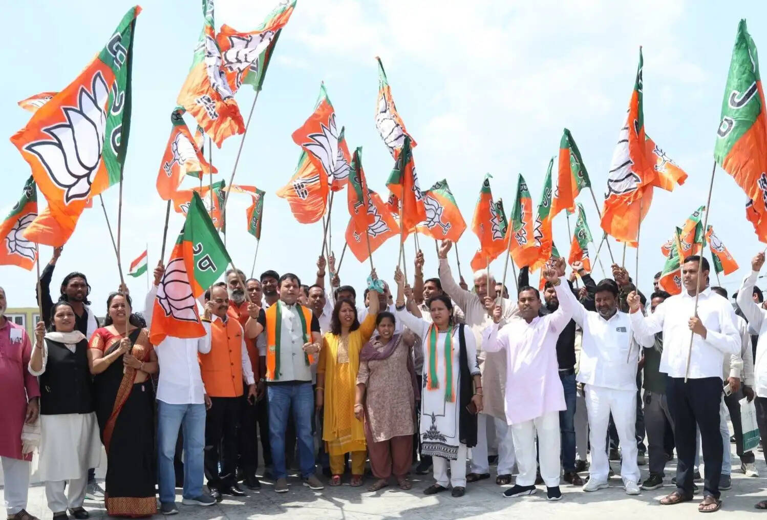 भाजपा स्थापना दिवस पर पलवल में ध्वजारोहण, ‘राष्ट्र प्रथम’ के संकल्प के साथ कार्यकर्ताओं का सम्मान