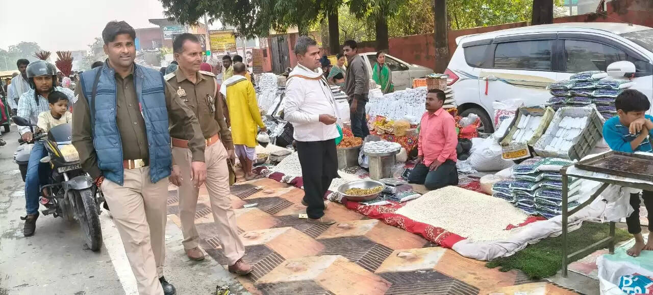 कार्तिक पूर्णिमा पर श्रद्धालुओं ने गाेमती नदी में किया पुण्य स्नान