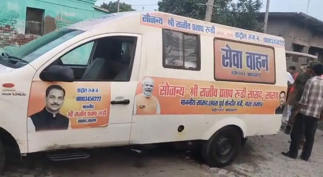 सांसद राजीव प्रताप रूडी की टीम ने बाढ़ पीड़ितों के बीच बांटी राहत सामग्री