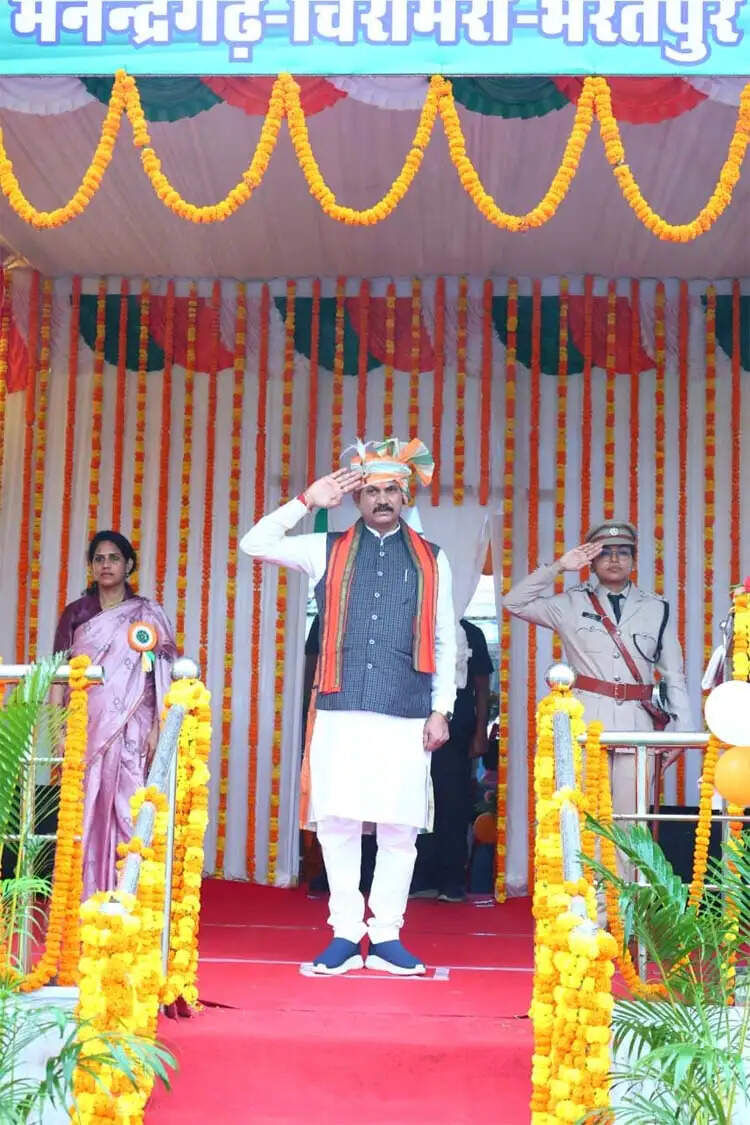 मनेंद्रगढ़ में शान से लहराया तिरंगा, स्वास्थ्य मंत्री श्याम बिहारी जायसवाल ने ली परेड की सलामी