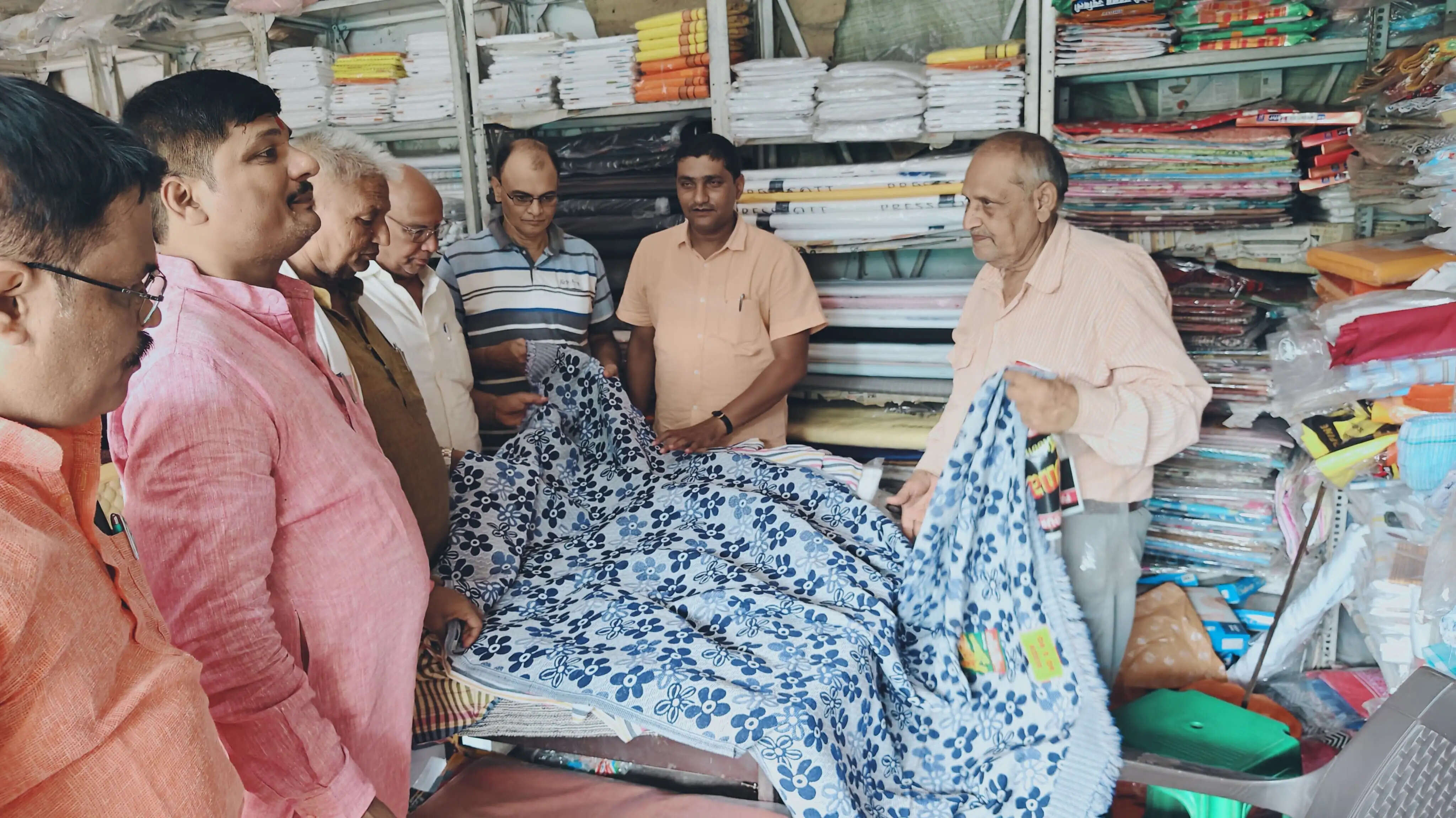 राष्ट्रीय हैंडलूम दिवस पर भाजपा नेताओं ने की खरीदारी, स्वदेशी अपनाने का दिया संदेश