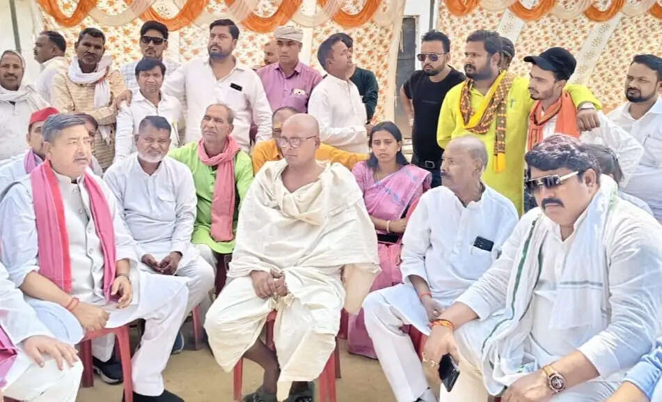 नरैना हादसे पर सपा प्रतिनिधिमंडल ने जताई संवेदना, सुरक्षा इंतजाम की उठी मांग