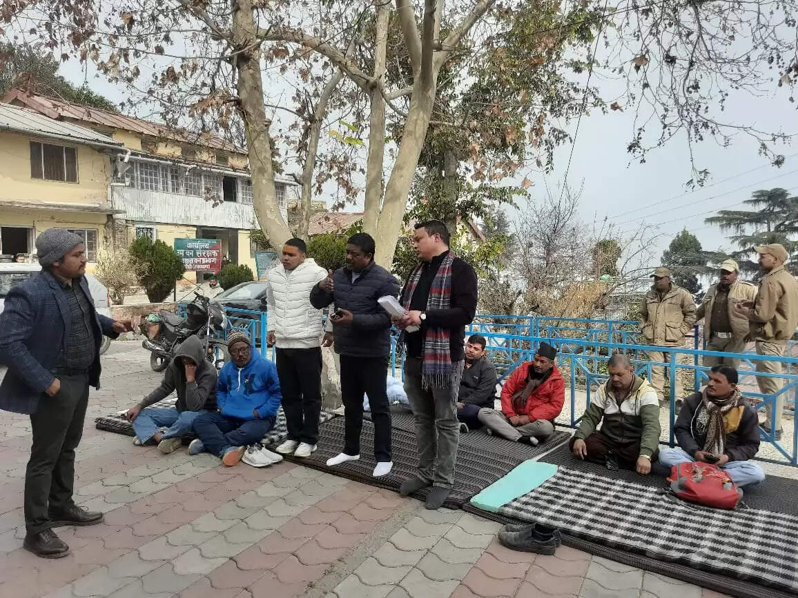 आक्रोशित ग्रामीणों ने डीएफओ कार्यालय का किया घेराव