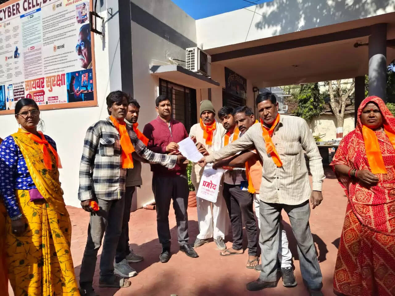 धारः बसंत पंचमी पर अखंड पूजन के लिए राजपूत व रैदास समाज ने कलेक्टर को सौंपा ज्ञापन