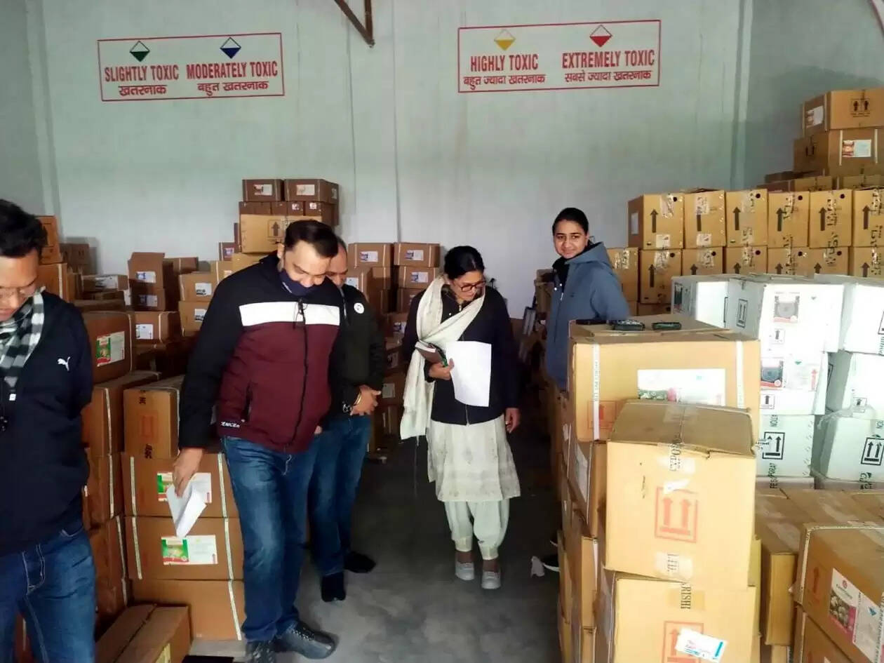 हिसार में सीएम फ्लाइंग ने किया खाद, बीज कंपनियों का निरीक्षण, मिली खामियां