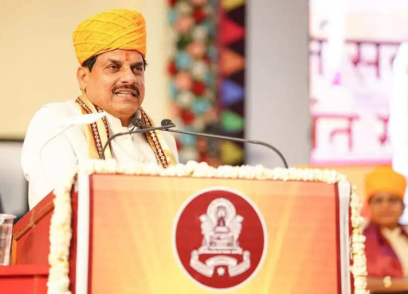 दीक्षा प्राप्त करने के बाद विद्यार्थी समाज और देश के विकास में सहयोग दें: राज्यपाल पटेल