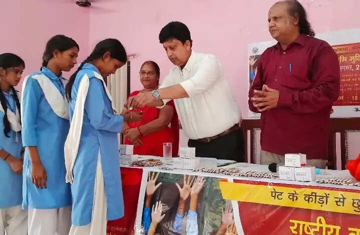 वाराणसी : बालिकाओं को एल्बेंडाजोल की गोली खिलाकर हुई अभियान की शुरुआत