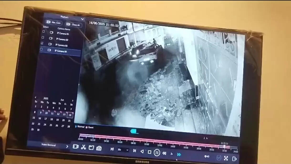 शराब के नशे में बदमाशों ने कारों के कांच फोड़े, विरोध करने पर दंपति पर हमला