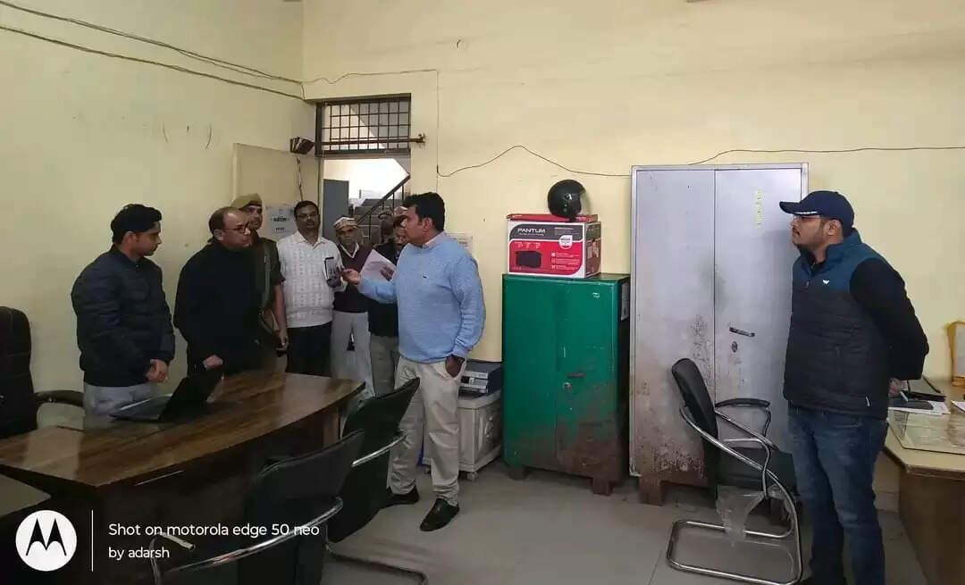 जिलाधिकारी को सीएमओ कार्यालय के निरीक्षण में कई स्टाफ गैरहाजिर मिले, हर जगह दिखी बदहाल व्यवस्था